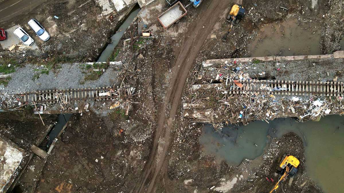 Железнодорожный путь, разрушенный затоплением в Альтенаре, Германия, в прошлом году. Наводнение привело к гибели более 200 человек и стало самым дорогостоящим природным стихийным бедствием в Европе.