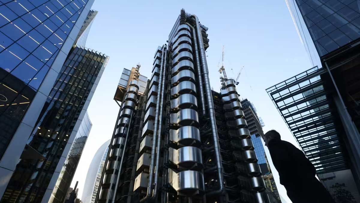 Прибыль Lloyd’s of London пострадала из-за крупных природных катастроф в США.